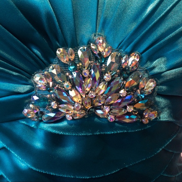 Tony Bowls NWT Dress Size 12 Emerald Green with gorgeous jewelled feature - Picture 4 of 16